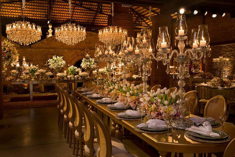 Mesa de evento decorada pela Nakine